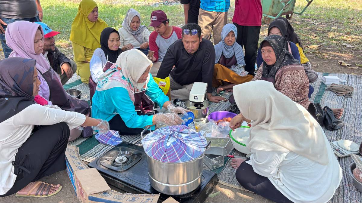 Hari Pertama Pelatihan Tata Boga, Anggota KDD Lima Desa Praktik Membuat Brownies