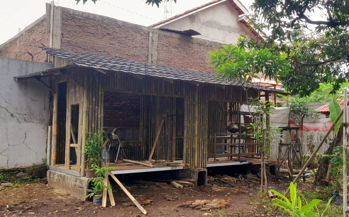 THE SPIRIT OF MUTUAL COOPERATION IN BUILDING AN INCLUSIVE CREATIVE HUT IN LEMAHABANG